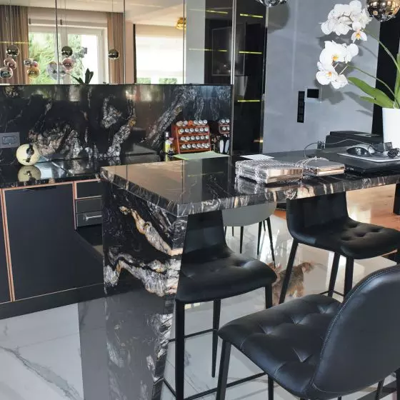 Blaty kuchenne z granitu Titanium. Projekt: Architektura i Wnętrza – Pracownia Architektoniczna