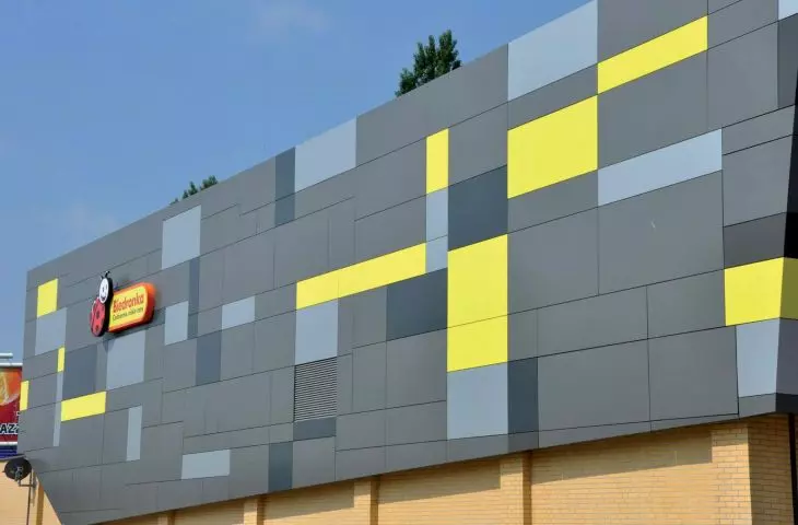 PLASTICS – jeden z największych dystrybutorów płyt z tworzyw sztucznych dla budownictwa