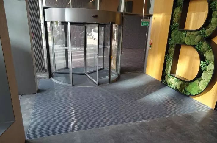 Wycieraczki o niebanalnym wzornictwie i precyzyjnym wykonaniu tworzone indywidualnie, dla każdego