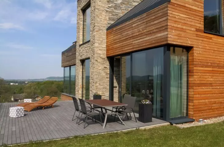 Nieszablonowe panoramiczne przeszklenia i duże drzwi przesuwne w nowoczesnych budynkach od Aldo