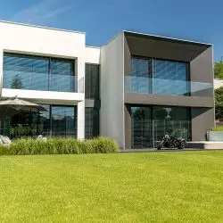W przypadku wielkogabarytowych przeszkleń doskonale sprawdzi się stolarka aluminiowa marki KRISPOL