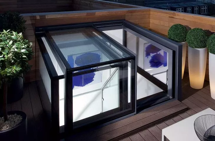 The innovative SKY DOOR roof box
