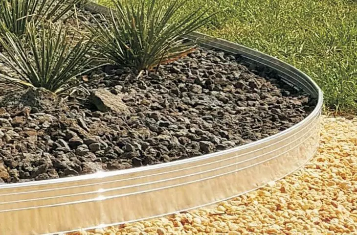 Load-bearing pavements? ECORASTER and ECORASTERBloxx reinforcement system