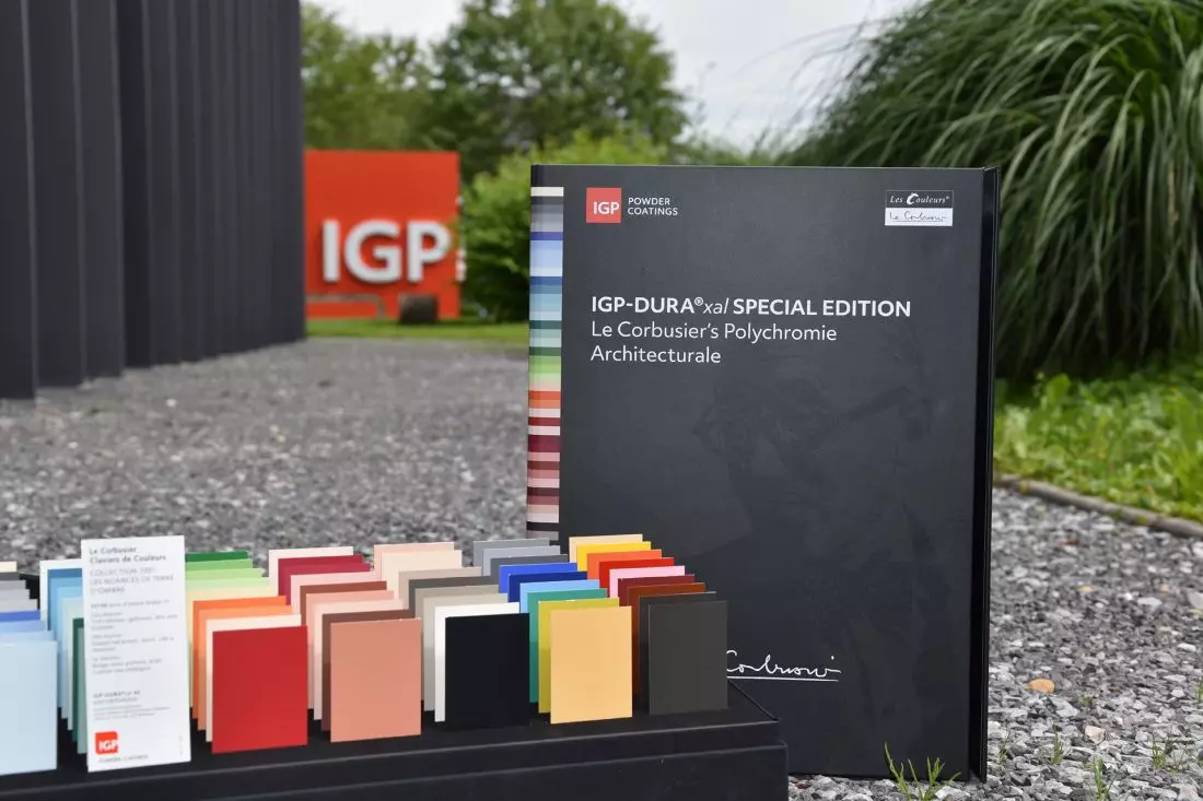 Za pomocą tej
wyjątkowej kolekcji próbek firma IGP Pulvertechnik przedstawia nową EDYCJĘ SPECJALNĄ IGP-DURA®xal: Polichromia architektoniczna Le Corbusier.
(Ilustracja IGP Pulvertechnik)
