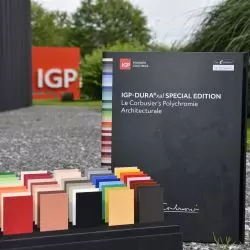 Za pomocą tej wyjątkowej kolekcji próbek firma IGP Pulvertechnik przedstawia nową EDYCJĘ SPECJALNĄ IGP-DURA®xal: Polichromia architektoniczna Le Corbusier. (Ilustracja IGP Pulvertechnik)