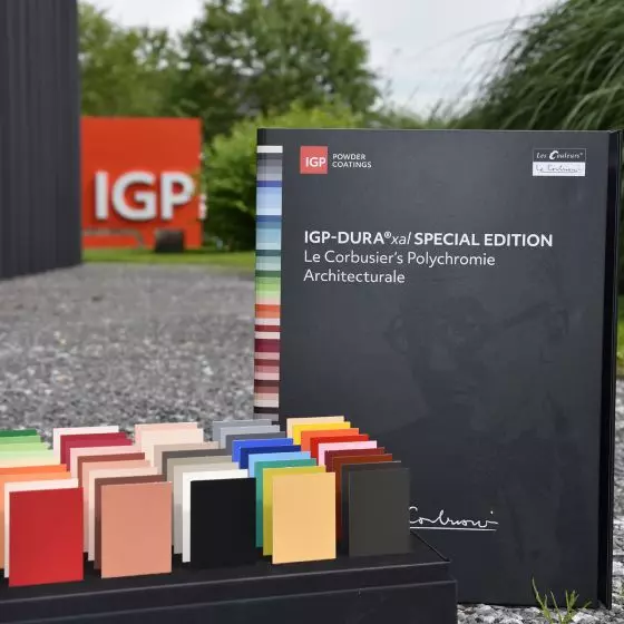 Za pomocą tej wyjątkowej kolekcji próbek firma IGP Pulvertechnik przedstawia nową EDYCJĘ SPECJALNĄ IGP-DURA®xal: Polichromia architektoniczna Le Corbusier. (Ilustracja IGP Pulvertechnik)