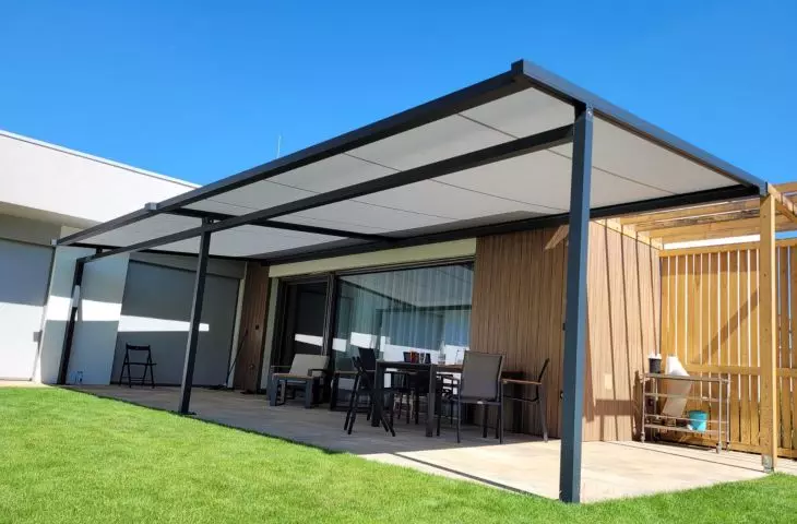 Pergola tarasowa Sunżal - świetny sposób na ochronę miejsca wypoczynku przed nadmiernym nasłonecznieniem