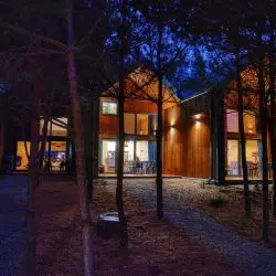 Tleń Lodge nocą