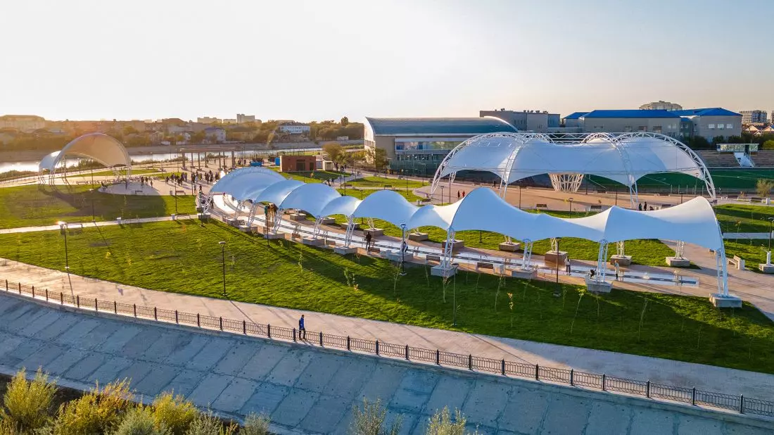 22
www.produktydlaarchitekta.pl nazwa działu 23 FORMA, ESTETYKA I FUNKCJONALNOŚĆ BEZ KONIECZNOŚCI KOMPROMISU Gdy powszechnie stosowane
rozwiązania okazują się niewystarczające lub stają się ograniczeniem, nowoczesne membrany mogą być znakomitą alternatywą. Kojarzone,
błędnie, wyłącznie z rozwiązaniami utylitarnymi, od wielu lat stanowią bazę inspiracji oraz narzędzie tworzenia nowych form
i kształtów przy zachowaniu ich całkowitej dowolności. Grupa Serge Ferrari, od lat 70. XX w rozwijając technologię produkcji membran,
ich form, typów oraz poszerzając kolorystykę i uaktualniając ją zgodnie ze zmieniającymi się trendami, konsekwentnie dowodzi, że są one
doskonałym materiałem do stosowania w budownictwie, w obiektach o różnym przeznaczniu, zarówno tych zlokalizowanych
w centrach miast, na ich obrzeżach, ale także usytuowanych poza terenami zurbanizowanymi, służących celom sportowym, rozrywkowym
i rekreacyjnym, a także przemysłowym. Odpowiadając na potrzeby oraz sugestie architektów, konstruktorów, wykonawców
i inwestorów, Grupa Serge Ferrari produkuje obecnie specjalistyczne materiały przeznaczone do stosowania: • w architekturze napinanej:
zadaszeniach amfiteatrów, scen, stadionów, obiektów sportowych i przemysłowych ale także w budynkach i budowlach obsługujących
transport osobowy i towarowy; • jako zewnętrzna warstwa wykończeniowa fasad wentylowanych tekstylnych, łącząc funkcję estetyczną (forma,
kształt, kolor) z ochroną przed promieniowaniem słonecznym, wiatrem, czy deszczem; • celem poprawienia właściwości akustycznych
obiektów, dzięki parametrowi absorbcji akustycznej tkanin stosowanych w sufitach napinanych, panelach akustycznych, czy roletach
przeciwsłonecznych wewnętrznych; • w osłonach przeciwsłonecznych pionowych jak i poziomych: roletach zewnętrznych typu screen,
roletach wewnętrznych, żaglach przeciwsłonecznych, parasolach, markizach, pergolach i systemach zacienień przeszkleń wielkopowierzchniowych;
• w elementach wyposażenia wnętrz oraz przestrzeni wokół budynków: meble tapicerowane, meble ogrodowe, akcesoria służące wypoczynkowi
i relaksowi. W zależności od lokalizacji, przeznaczenia oraz funkcji obiektu, Grupa Serge Ferrari oferuje materiały certyfikowane
i przebadane w zakresie wytrzymałości mechanicznej, bezpieczeństwa pożarowego, jakości powietrza, właściwości bakterio-
i wirusobójczych, kontaktu ze skórą, odporności na rozdarcie, wycieranie, zabrudzenie oraz wielu innych czynników. Zachęcamy do zapoznania
się z naszą ofertą, za pomocą interaktywnej prezentacji poprzez zeskanowanie poniższego kodu QR (prosimy o pobranie pliku prezentacji
na dysk). Ochrona przed słońcem - Initial Grand Parilly w Lyonie, Francja © Aurélien Vivier Meble - Petale Collection © Expormim Ochrona
przed słońcem - Orange building w Lyonie, Francja © Aurélien Vivier Architektura napinana - Atyrau Youth Recreation Park w Kazachstanie