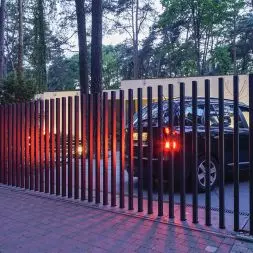 System FANCY FENCE to uniwersalny pomysł, który sprawdza się w prywatnych domach, jak i w instytucjach publicznych.
