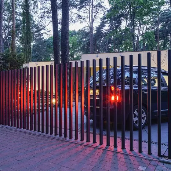 System FANCY FENCE to uniwersalny pomysł, który sprawdza się w prywatnych domach, jak i w instytucjach publicznych.