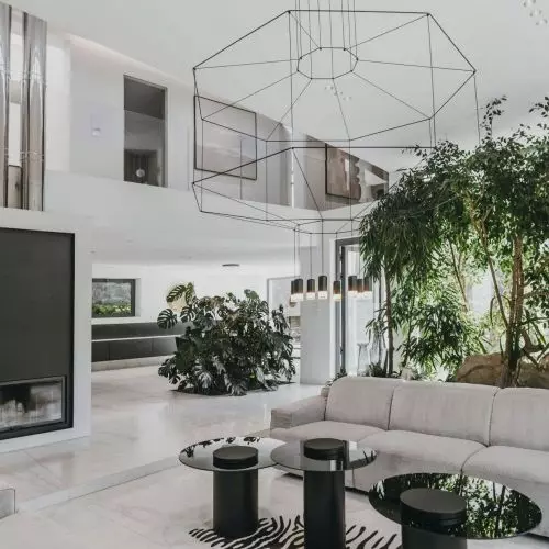 Award-winning interior by Katowice architects - black and white accompanied by geometric forms