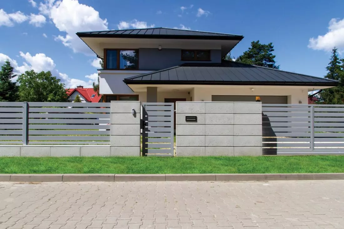 Ogrodzenie frontowe
wykonane z betonowych bloczków architektonicznych. Dopełnienie stanowią przęsła palisadowe
