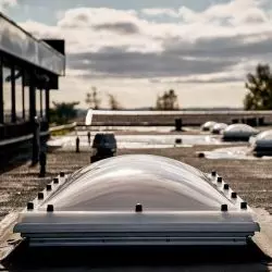 Świetliki dachowe VELUX do budynków przemysłowych z dachami płaskimi