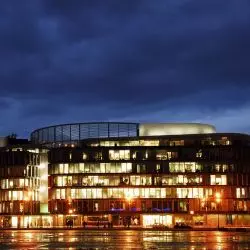 Deutsche Bank – Metropolitan 2. Zadanie: Zabezpieczenie antypoślizgowe. Materiał: płytki ceramiczne. Przestrzeń: Sala obsługi interesantów. Gwarancja: 3 lata