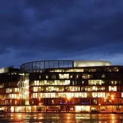 Deutsche Bank – Metropolitan 2. Zadanie: Zabezpieczenie antypoślizgowe. Materiał: płytki ceramiczne. Przestrzeń: Sala obsługi interesantów. Gwarancja: 3 lata