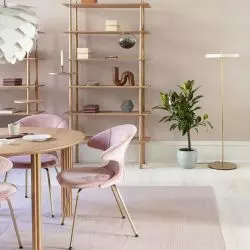 Stół Comfort Circle, krzesła Time Flies, lampa nad stołem Aluvia, regał Stories, lampa podłogowa Asteria