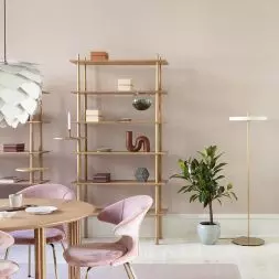 Stół Comfort Circle, krzesła Time Flies, lampa nad stołem Aluvia, regał Stories, lampa podłogowa Asteria