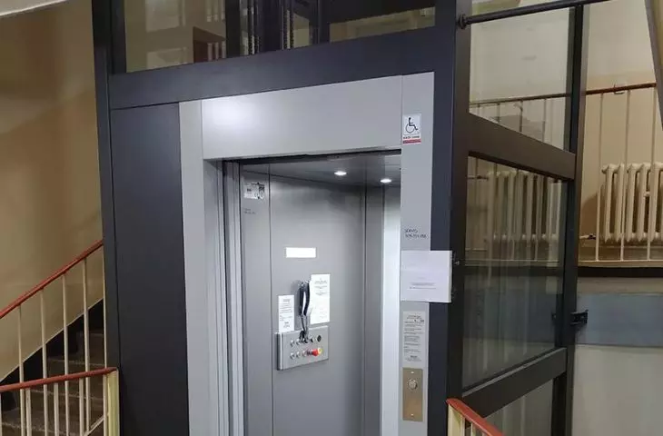 Platformy pionowe i schodowe - urządzenia do pokonywania barier architektonicznych