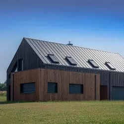 Dom typu „Stodoła” w Bystrzycy – panel dachowy NA RĄBEK