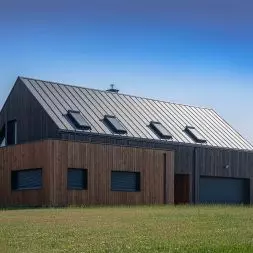 Dom typu „Stodoła” w Bystrzycy – panel dachowy NA RĄBEK