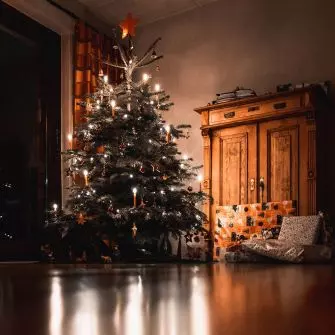 Świąteczne drzewko z wszystkimi dekoracjami jest świetnym uzupełnieniem aranżacji