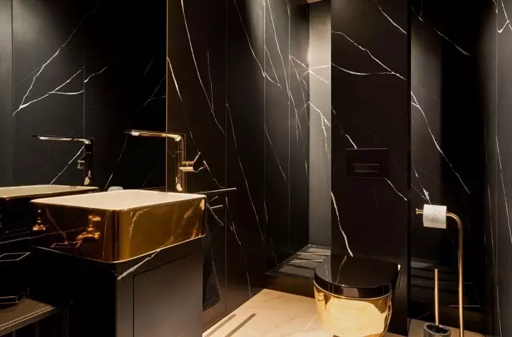 Bathroom with gold fixtures Photo: Pietro Lepre © Cosentino