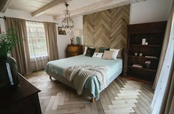 The bedroom of a house in Warmia is filled with wood © Jawor-Parkiet