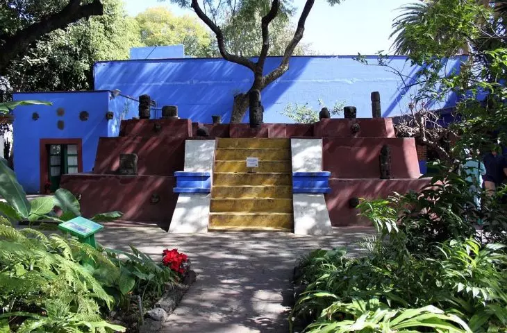 This building now houses a museum Photo: Rod Waddington| Frida Kahlo House, Mexico City Wikimedia Commons © CC-BY-2.0 DEED