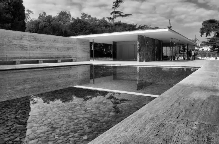 A&B quiz - Life and works of Mies van der Rohe <p>Farnsworth House in Plano designed by Mies van der Rohe</p>