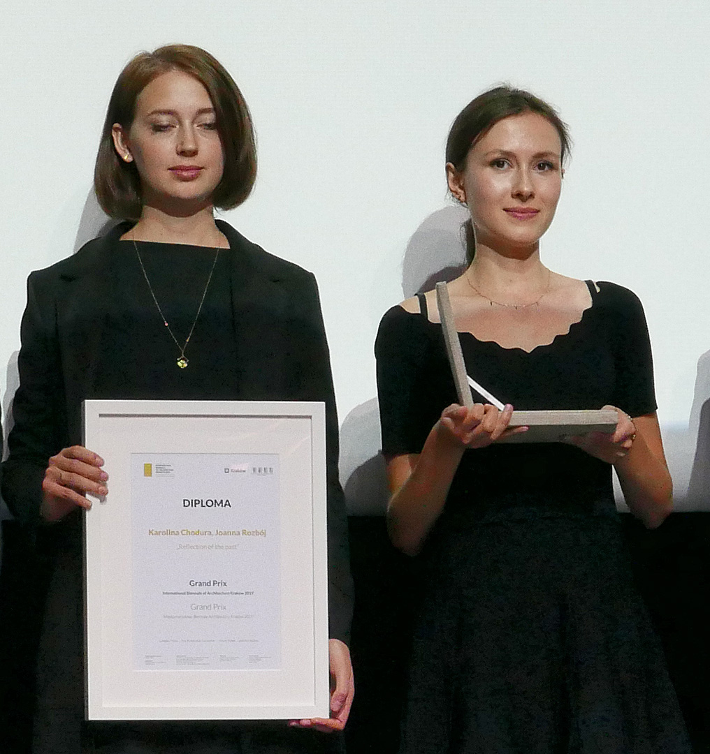 Karolina Chodura i Joanna Rozbój
— laureatki Grand Prix i I nagrody w konkursie A tegorocznego biennale