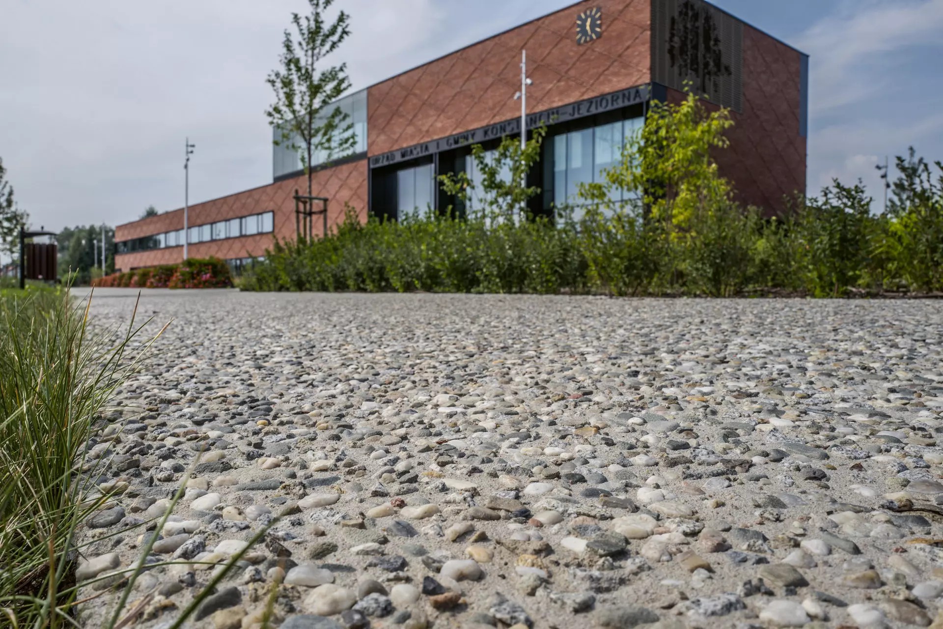  Niezwykła architektura, niezwykłe nawierzchnie – duży format betonu 