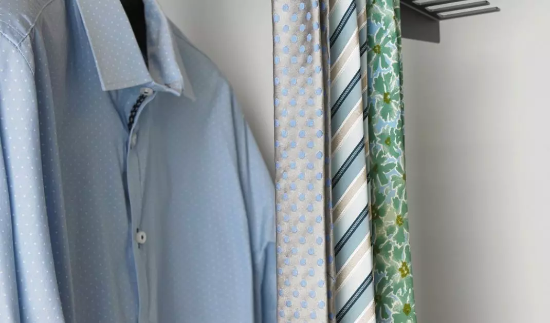 Tie hanger