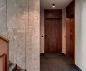 klatka schodowa i wejścia do mieszkań