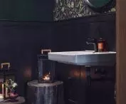 In the toilet next to the wood and bottle green you will find wallpaper with a flora motif