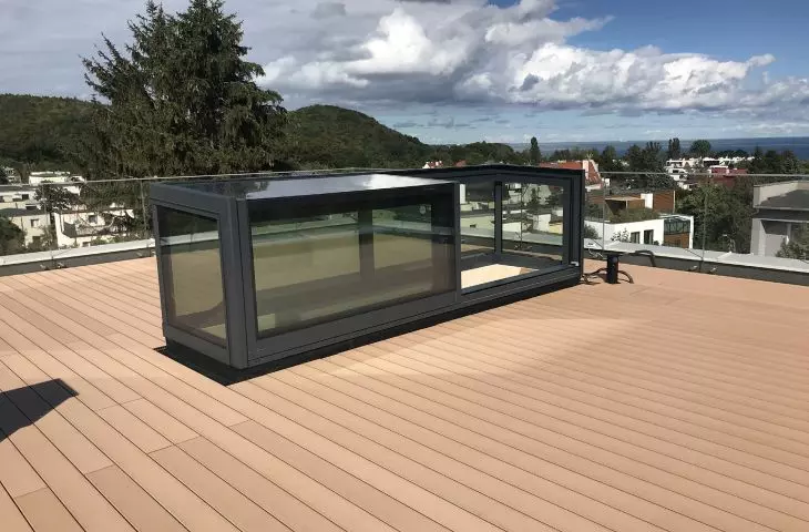 Freestanding , glass roof box