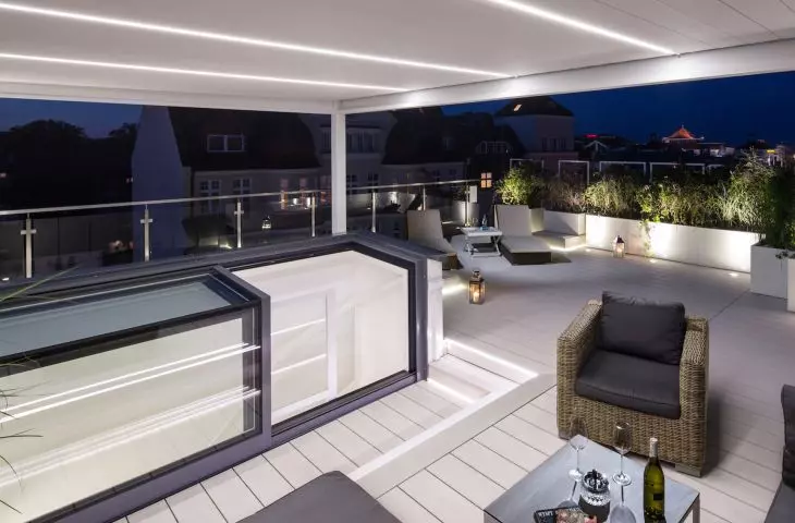 Freestanding , glass roof box