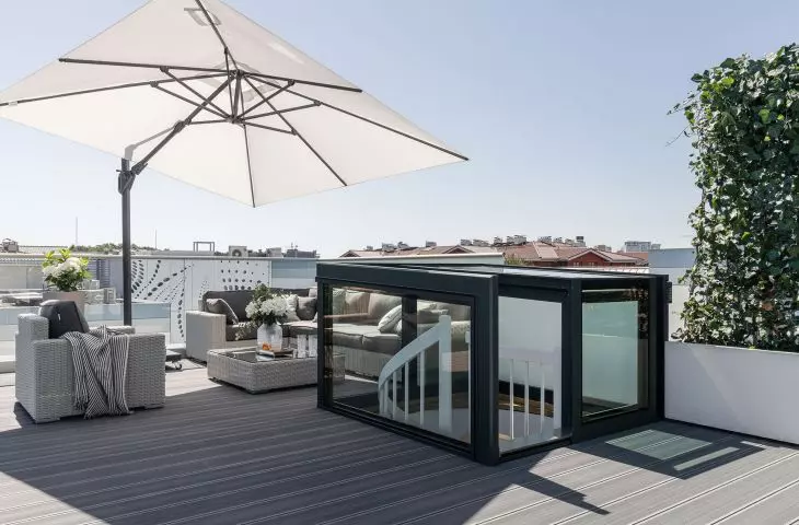 Free-standing , glass roof box