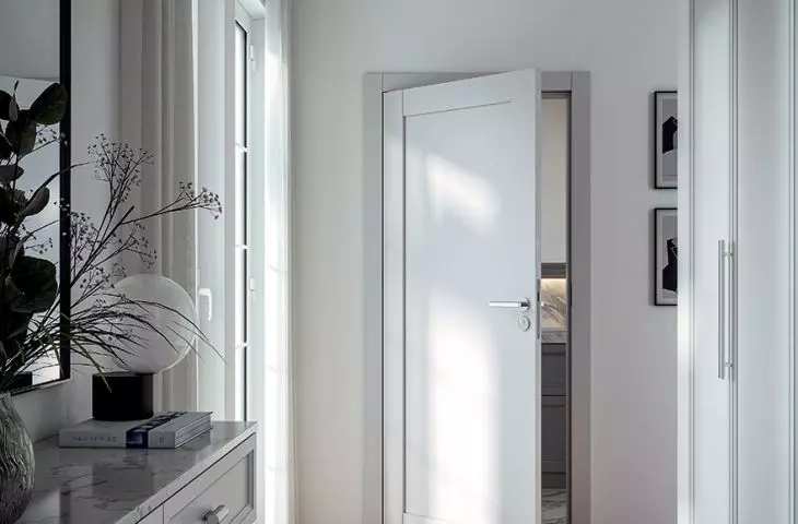 Kolekcja AZURA – linia srebrna. Klamka i uchwyty meblowe oraz drzwi z kolekcji PORTA GRANDE UV.