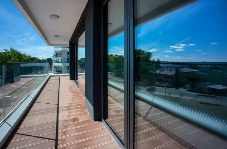 Decalu 88 system has been stylistically complemented with Twinson composite decking boards