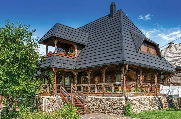 Panele dachowe REGLE w Pensjonacie Casa Traditionala Borlean w Vadu Izei w Rumunii