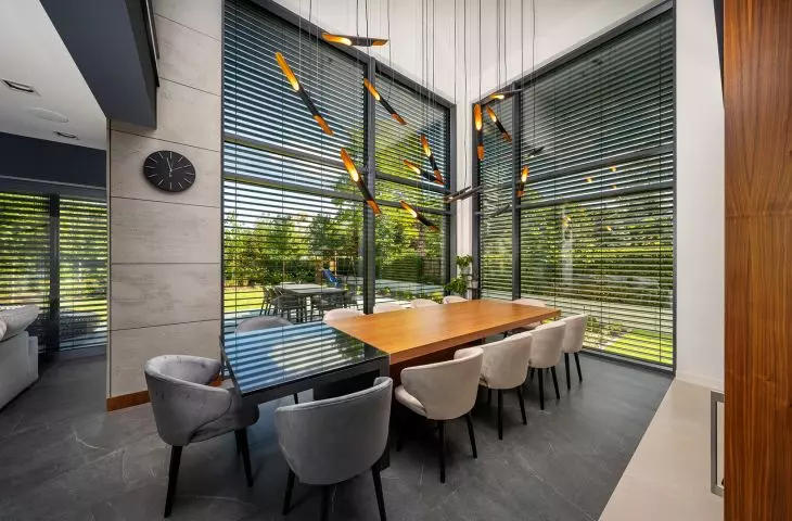 The ideal complement for large aluminum windows are facade blinds, which allow you to control the light coming into the interior
