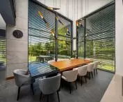 The ideal complement for large aluminum windows are facade blinds, which allow you to control the light coming into the interior