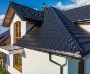 Blachodachówka modułowa Venecja wraz z dedykowanymi akcesoriami: gąsiorem GS-LUX z zakończeniem skośnym oraz wiatrownicą modułową Venecja
