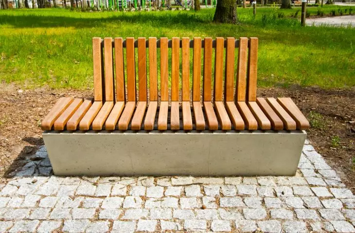 Betonowa ławka GOJA z drewnianym siedziskiem i oparciem
