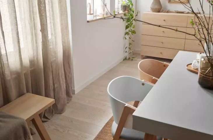 White slats optically enlarge the space