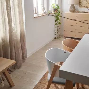 White slats optically enlarge the space