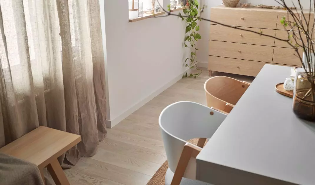 White slats optically enlarge the space