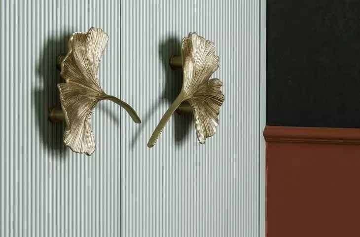 Handles in the shape of ginkgo leaves
