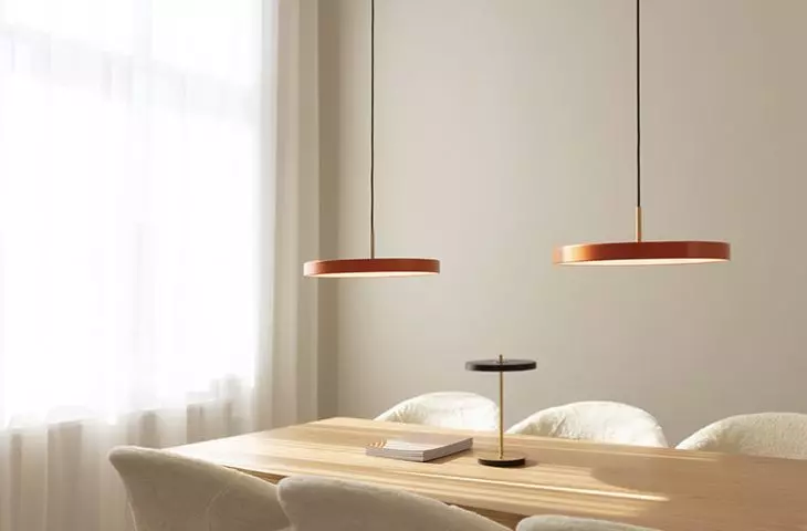 Krzesła Time Flies, lampy wiszące Asteria, Umage